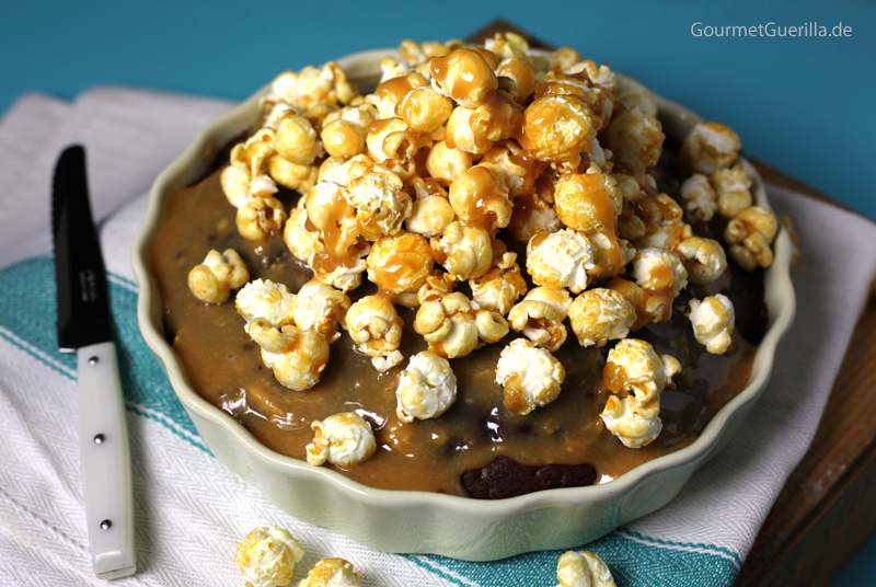 Cola-Kuchen mit Karamell-Popcorn #rezept #gourmetguerilla