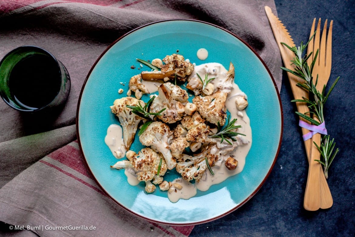 Ofengerösteter Blumenkohl mit Whiskey- Espresso- Soße, Haselnüssen und ...