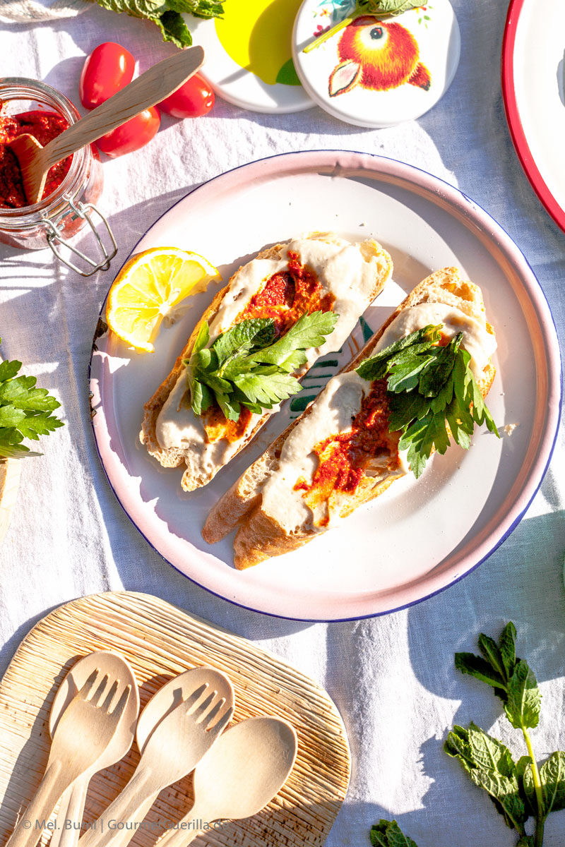 Vegane Picknick Ideen: Bohnen-Mandelmus auf Crostini, Zucchinisalat ...