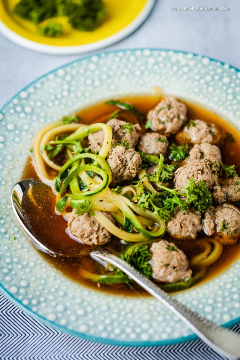 Klare Suppe mit luxuriös vielen Fleischklößchen und Zoodles. Und der ...