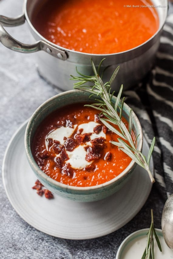 Rote Paprikasuppe mit Rosmarin- Schmand und Salami- Crunch ...