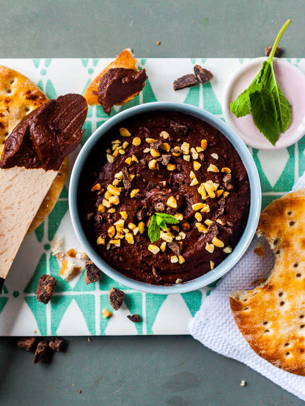 Schokoladen-Hummus mit Haselnüssen und Schokosplittern | GourmetGuerilla.de