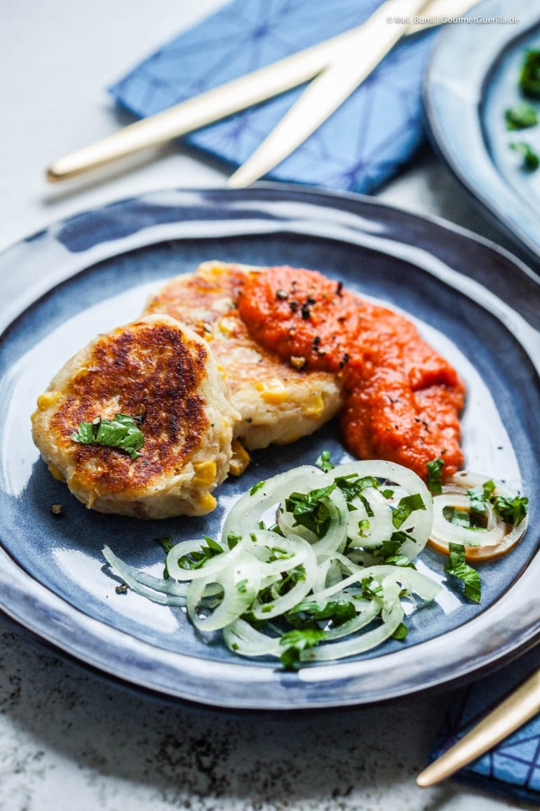 Kartoffel- Thunfisch- Küchlein mit pikanter Tomatensoße und ...