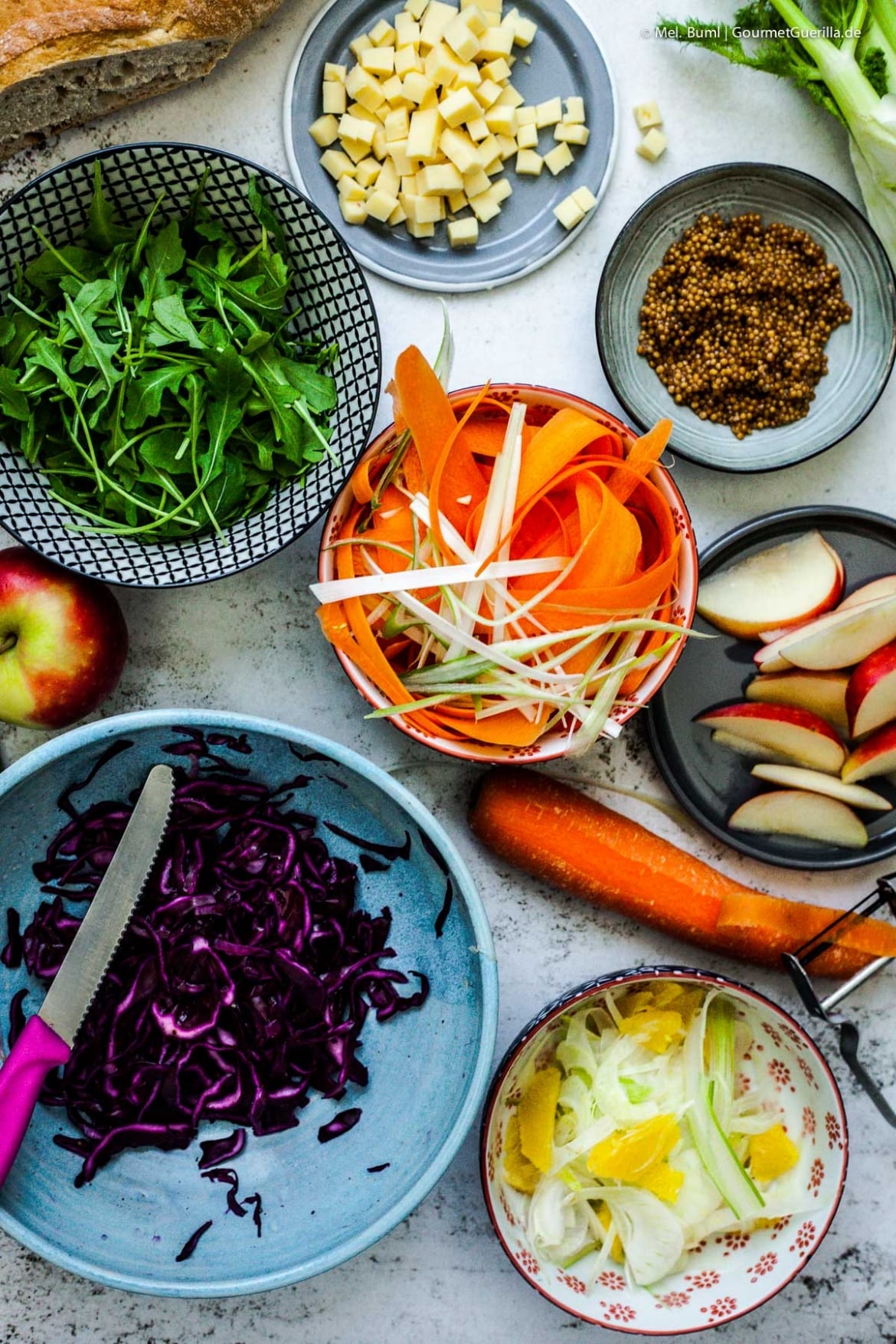 Winter-Salat-Bowl mit vegetarischem Senf-Kaviar und Knusperbrot. Ein ...