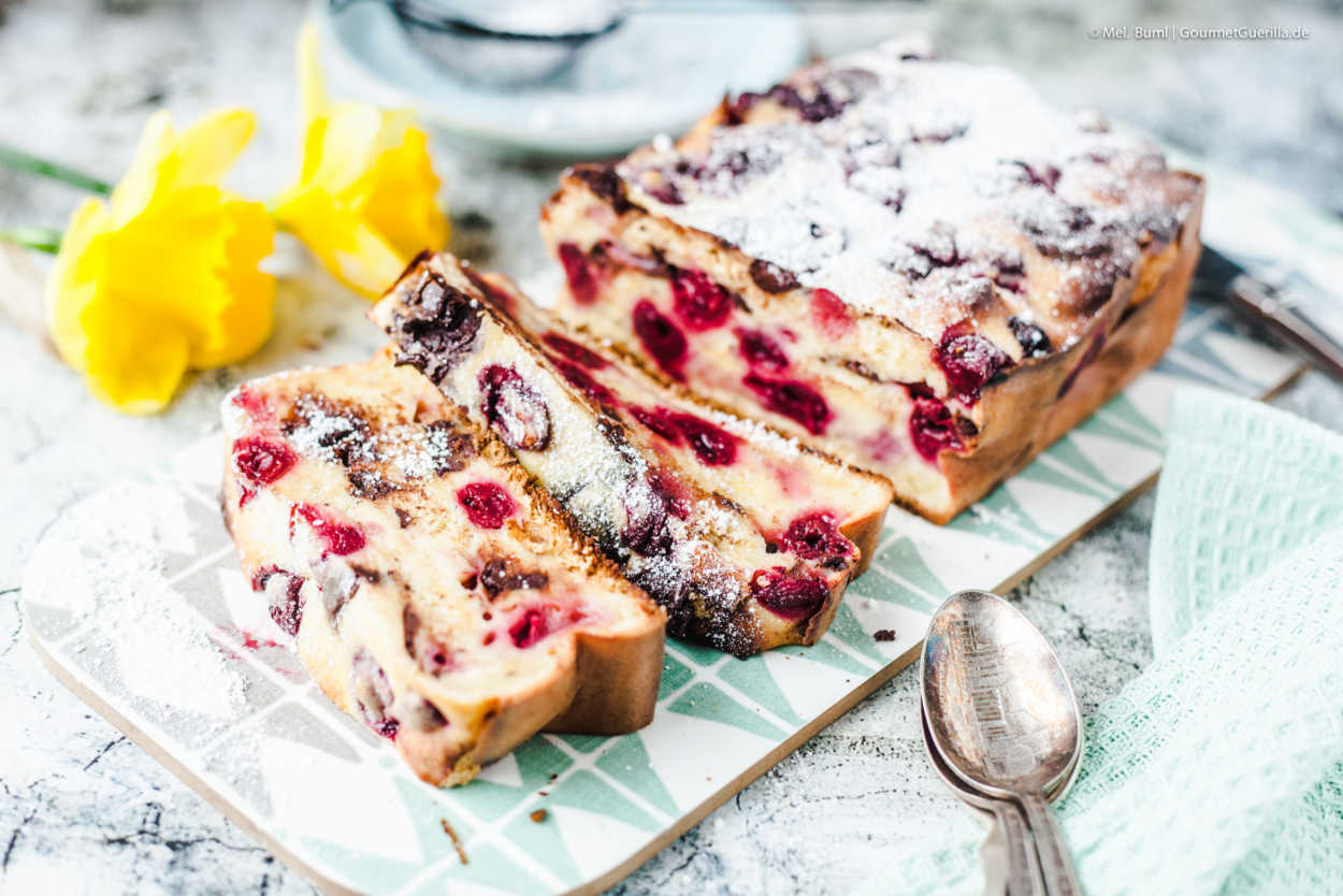 Saftiger Arme-Ritter-Kuchen mit Kirschen und Schokolade. Die leckerste ...