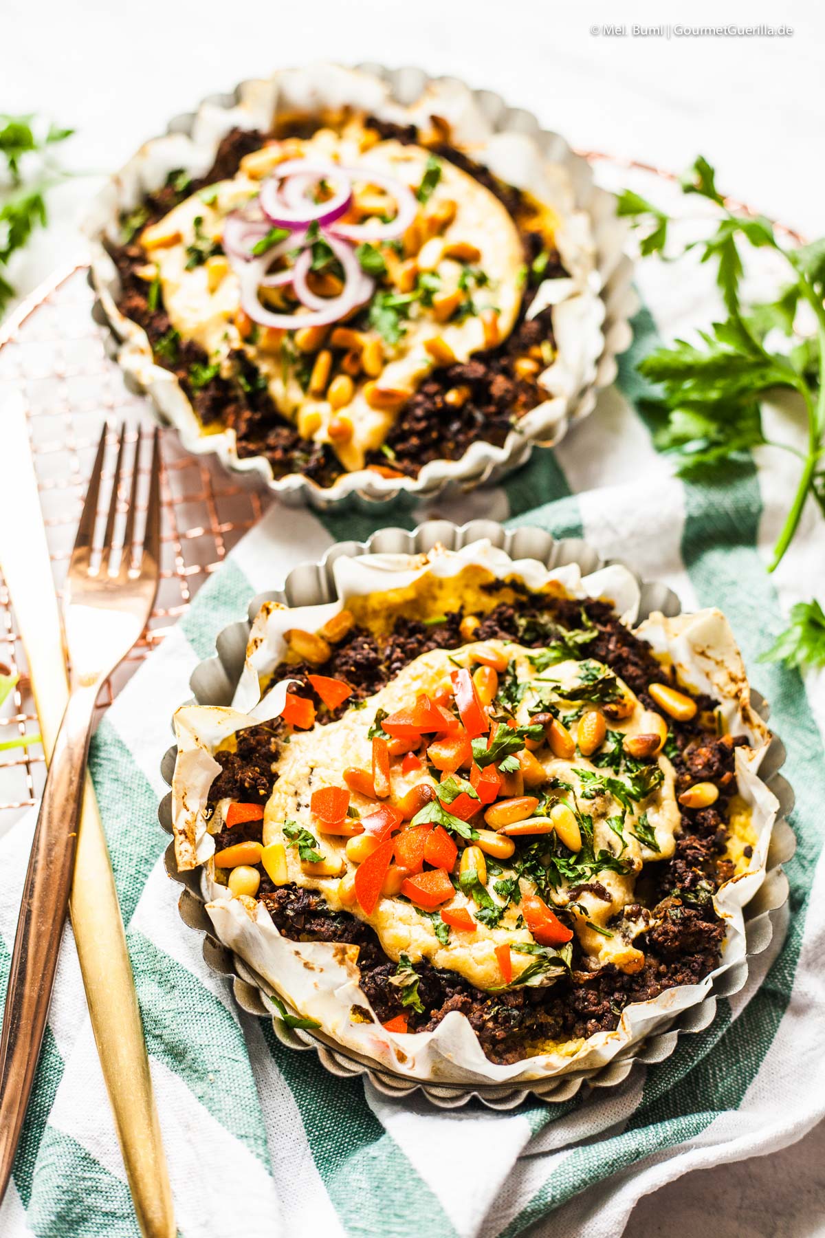 Open Kibbeh Tarte - die orientalischen Vorspeisen-Bällchen als easy-peasy Auflauf mit Hack, Bulgur und Tahini | GourmetGuerilla.de