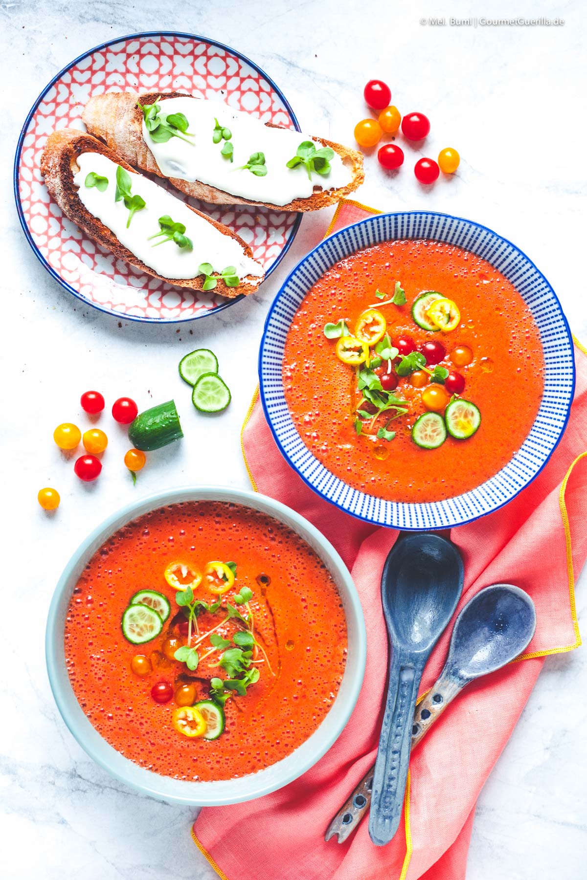 Erfrischendes Melonen-Tomaten-Süppchen mit Ziegenkäse-Crostini | GourmetGuerilla.de