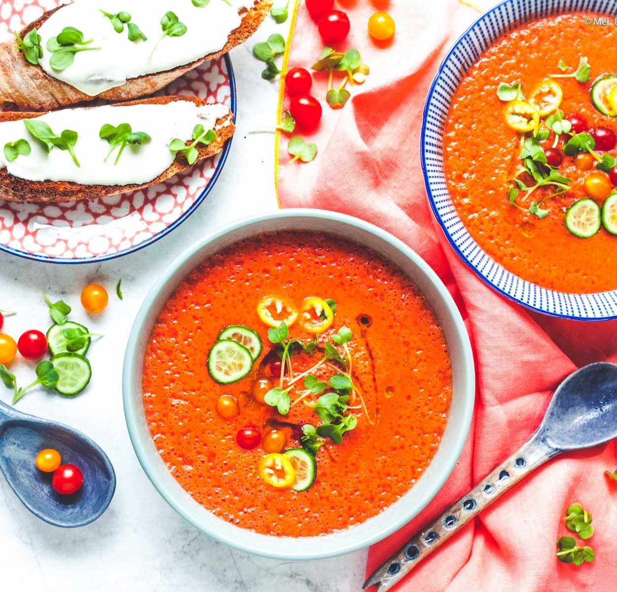 Erfrischendes Melonen-Tomaten-Süppchen mit Ziegenkäse-Crostini | GourmetGuerilla.de