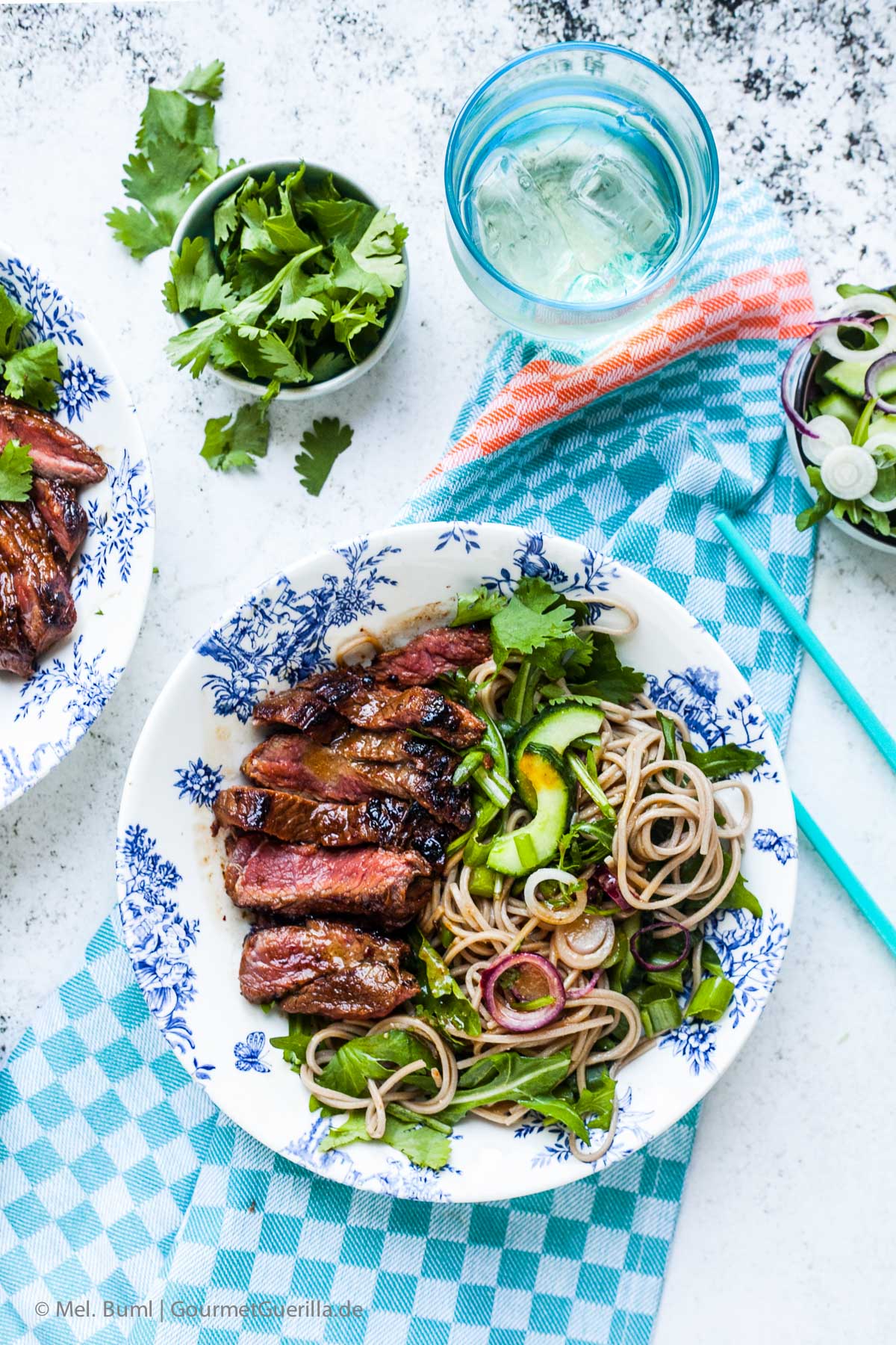 Marinierte Tagliata auf Soba- Nudelsalat mit Miso- Dressing | GourmetGuerilla.de