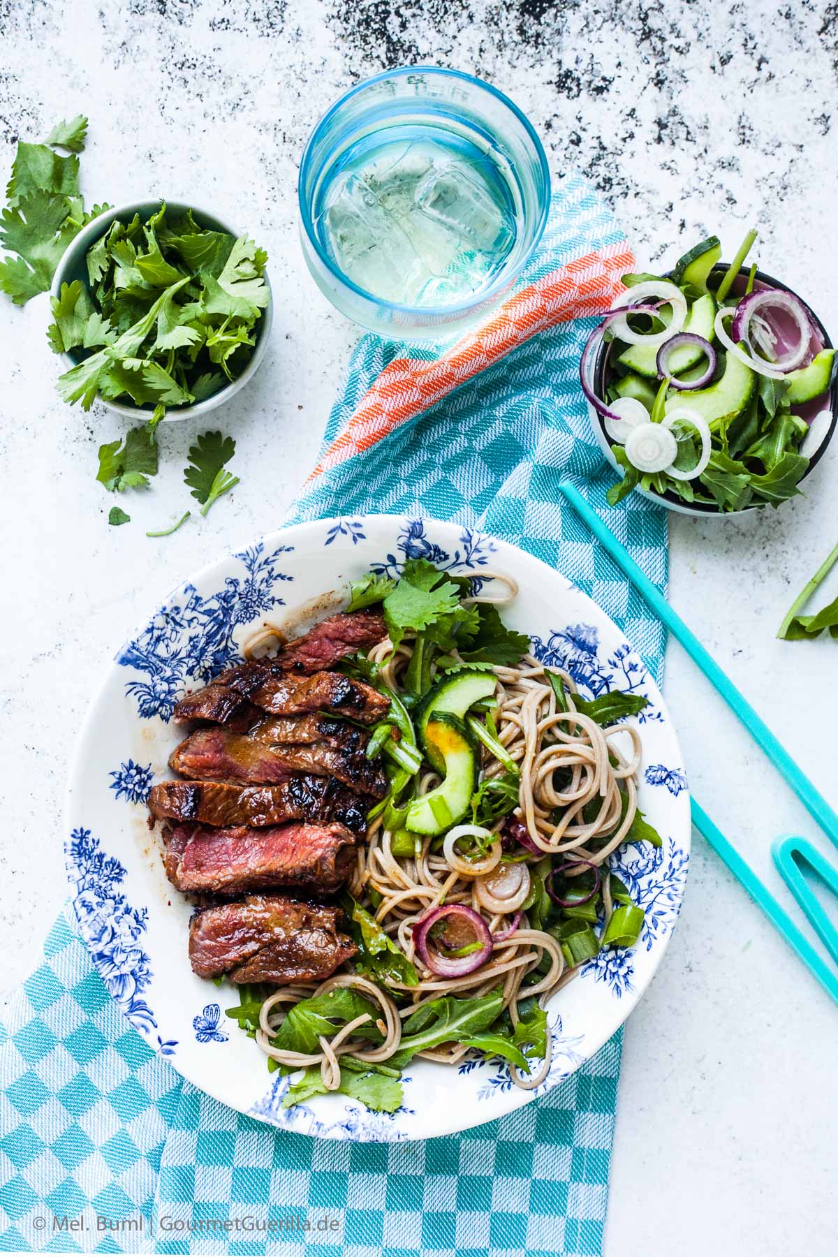 Marinierte Tagliata auf Soba- Nudelsalat mit Miso- Dressing | GourmetGuerilla.de