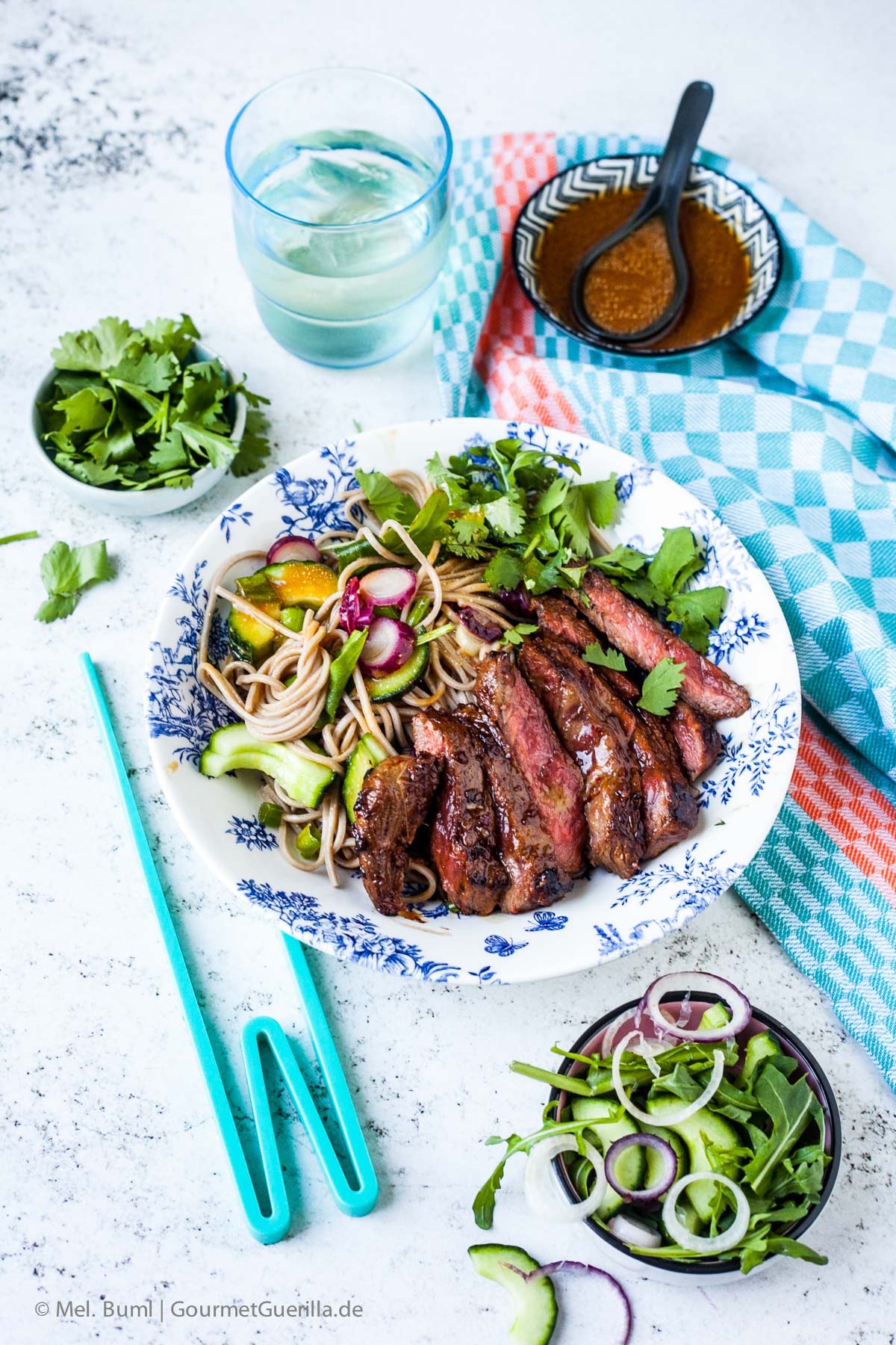 Marinierte Tagliata auf Soba- Nudelsalat mit Miso- Dressing | GourmetGuerilla.de