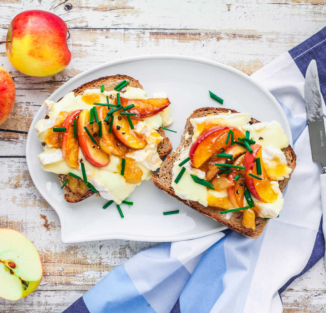 Feiste Stulle mit Camenbert, karamellisiertem Apfel und Mango-Chuntey | GourmetGuerilla.de