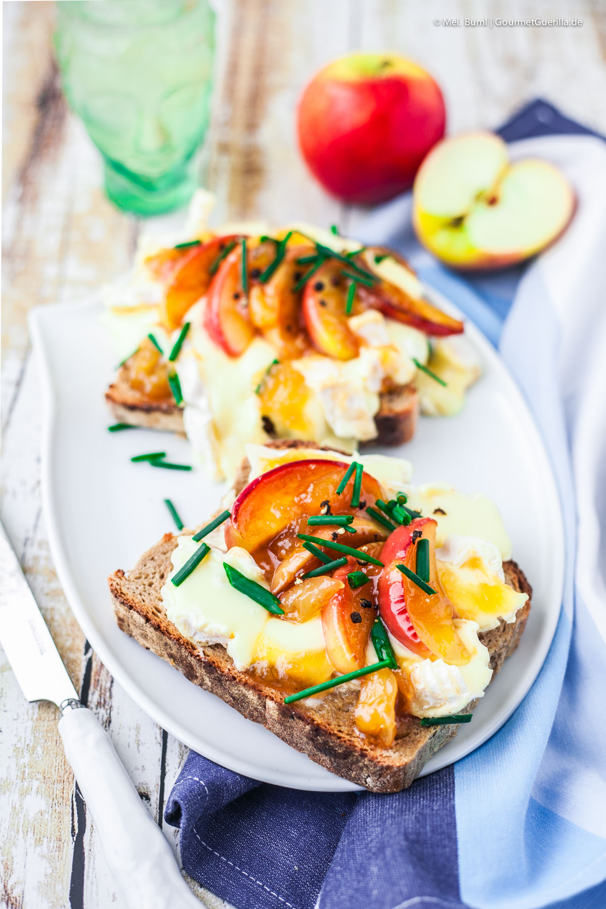 Feiste Stulle mit Camenbert, karamellisiertem Apfel und Mango-Chuntey | GourmetGuerilla.de