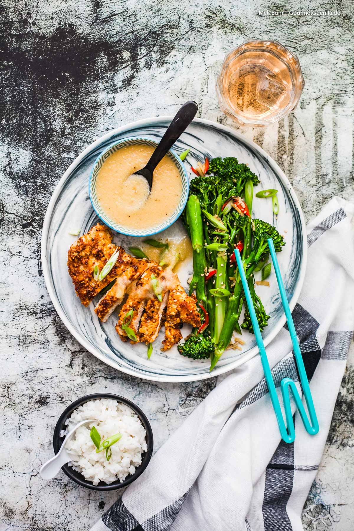 Schnelle Schnitzel in spicy Erdnusspanade mit Bimi und süß-saurer Ananas-Soße | GourmetGuerilla.de