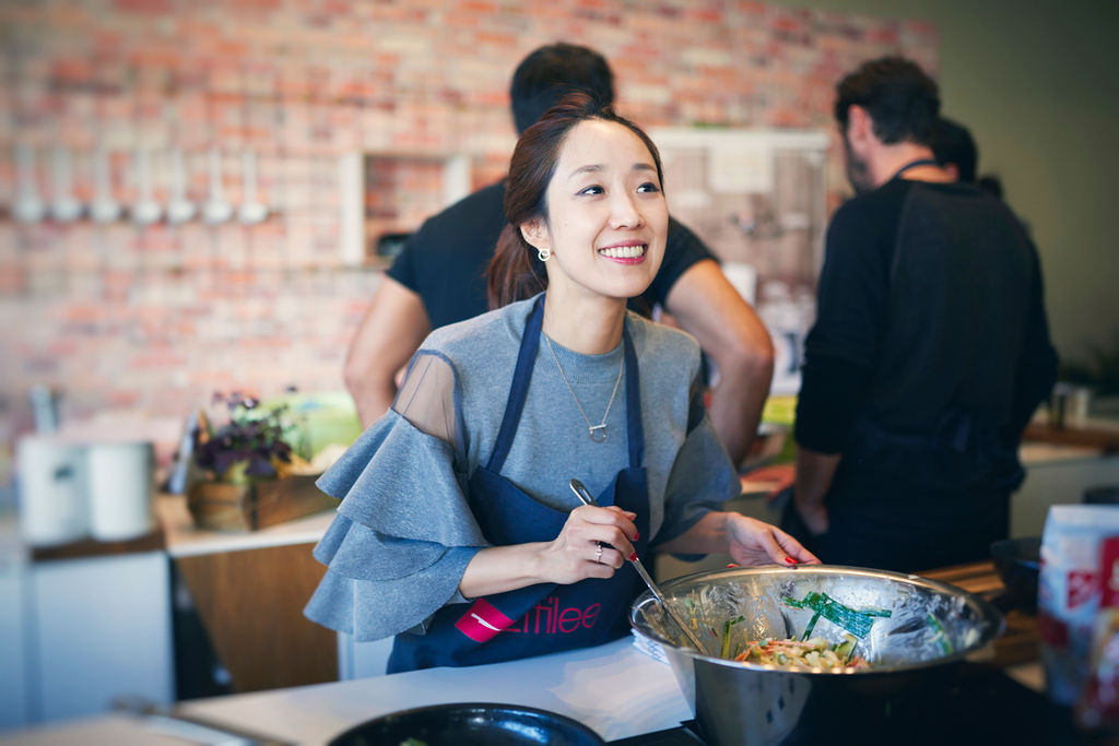 Professionell kocht hier eigentlich niemand. Die Damen und Herren leben in Hamburg und gehen sonst allesamt ganz anderen Beschäftigungen nach. Aber heute Abend kochen wir zusammen, wie es koreanische Familien zu Hause im Alltag tun. Initiator dieser tollen Idee ist das kulinarische Kulturmagazin Effilee. Zusammen mit den koreanischen Damen und Herren hat man geplant, organisiert und die typischen koreanischen Produkte besorgt. Jetzt duftet es in der schnieken Eventküche schon wunderbar, Flüssigkeiten blubbern in große Töpfen, Gemüse türmt sich auf den Schneidebrettern oder wird bereits mit großen Messern in perfekte, winzige Stifte zerteilt.