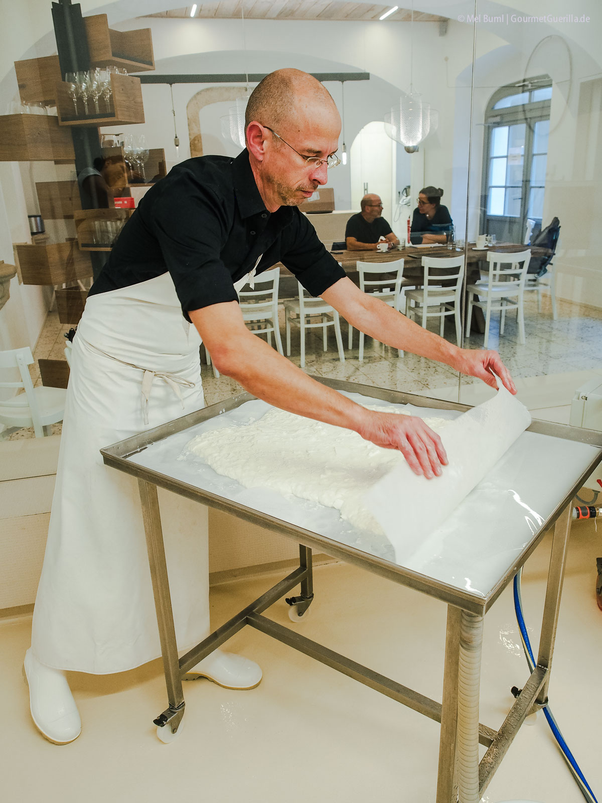 Frischkäse aus Heumilch herstellen in Wiens einziger Stadtkäserei Lingenhel | GourmetGuerilla.de