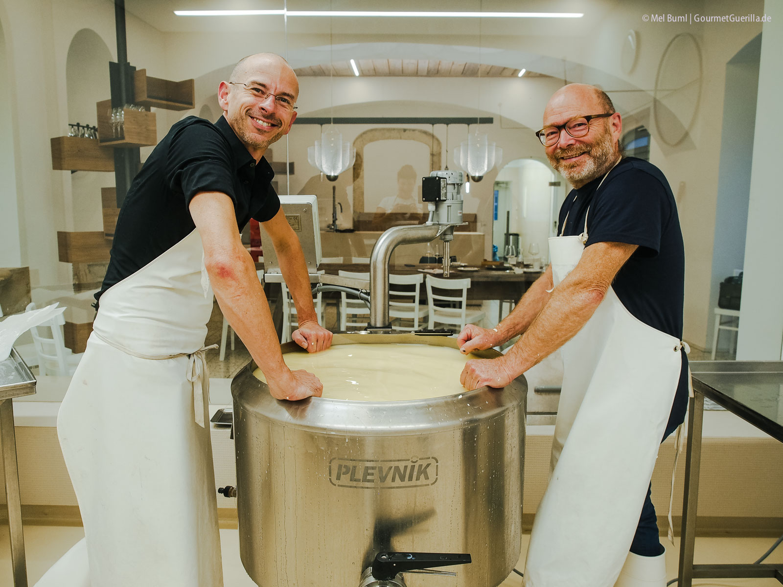 Käsebruch rühren für Heumilchkäse in Wiens einziger Stadtkäserei Lingenhel | GourmetGuerilla.de