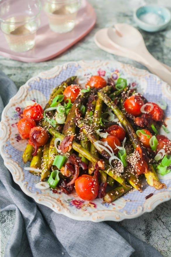 Gebratener Grüner Spargel in Soja-Balsamico-Dressing mit Sesam. Ganz ...