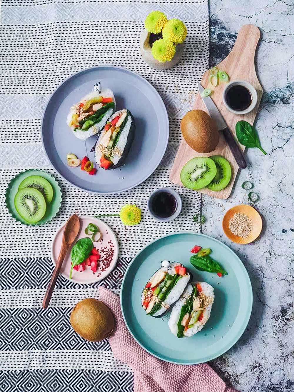 Japanisches Reissandwich mit Kiwi-Salat und Teriyaki-Huehnchen - Onigirazu | GourmetGuerilla.de