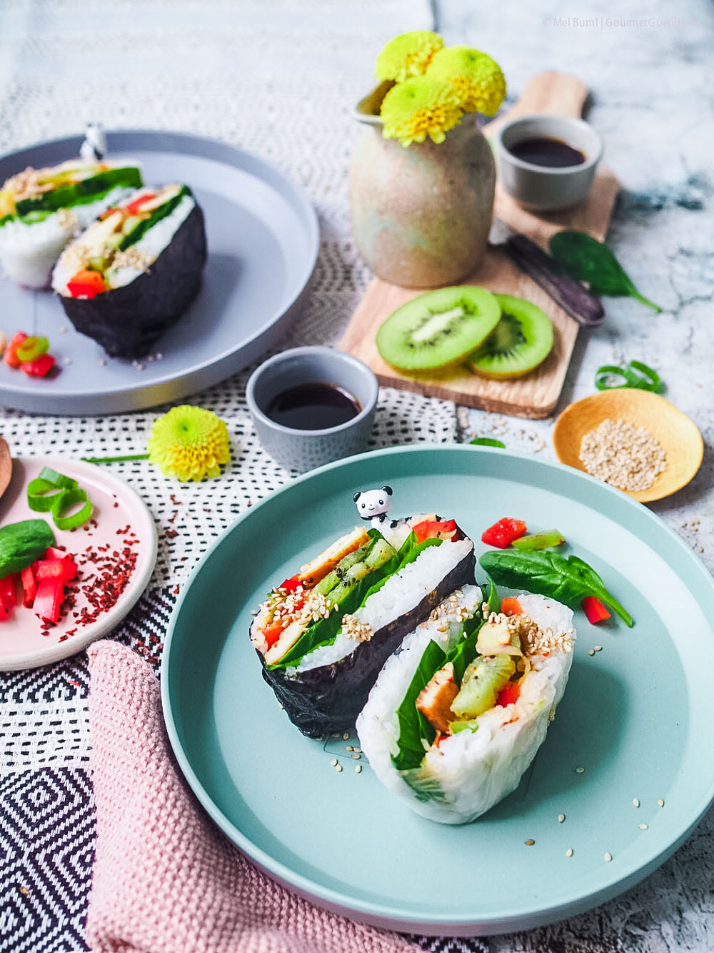 Japanisches Reissandwich mit Kiwi-Salat und Teriyaki-Huehnchen - Onigirazu | GourmetGuerilla.de-8200731