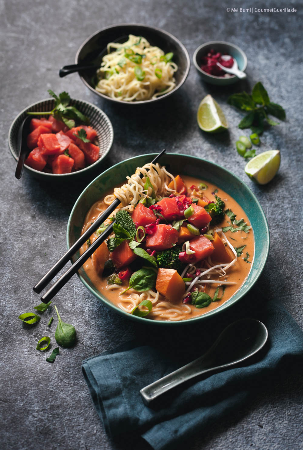 Winterliche Kürbis-Laksa mit viel Gemüse, zartem Lachs und Granatapfel Nudelsuppe aus Malaysia | GourmetGuerilla.de