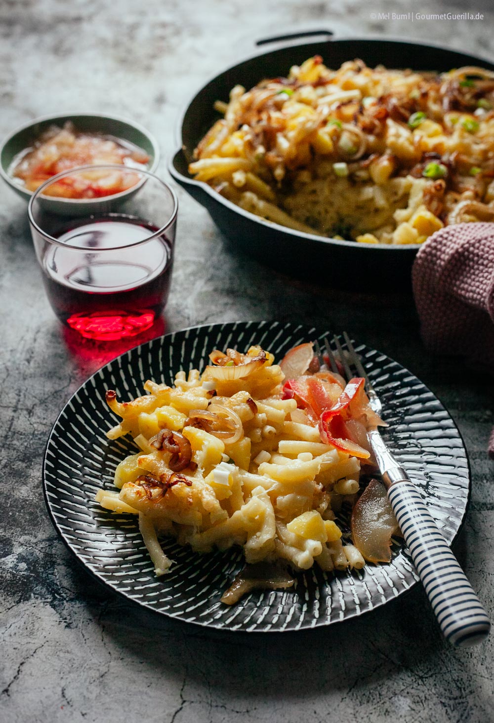 Alpenmakkaroni: Knusprig überbackene Nudeln in Käse-Sahne ...