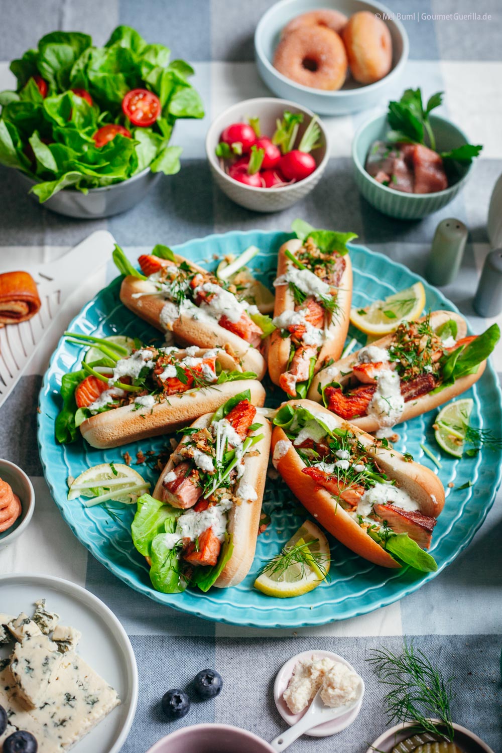 Nordische Lachs Hot Dogs mit Meerrettich-Sosse und Kräuter-Crunch gesundes Fast Food mit Fisch | GourmetGuerilla.de