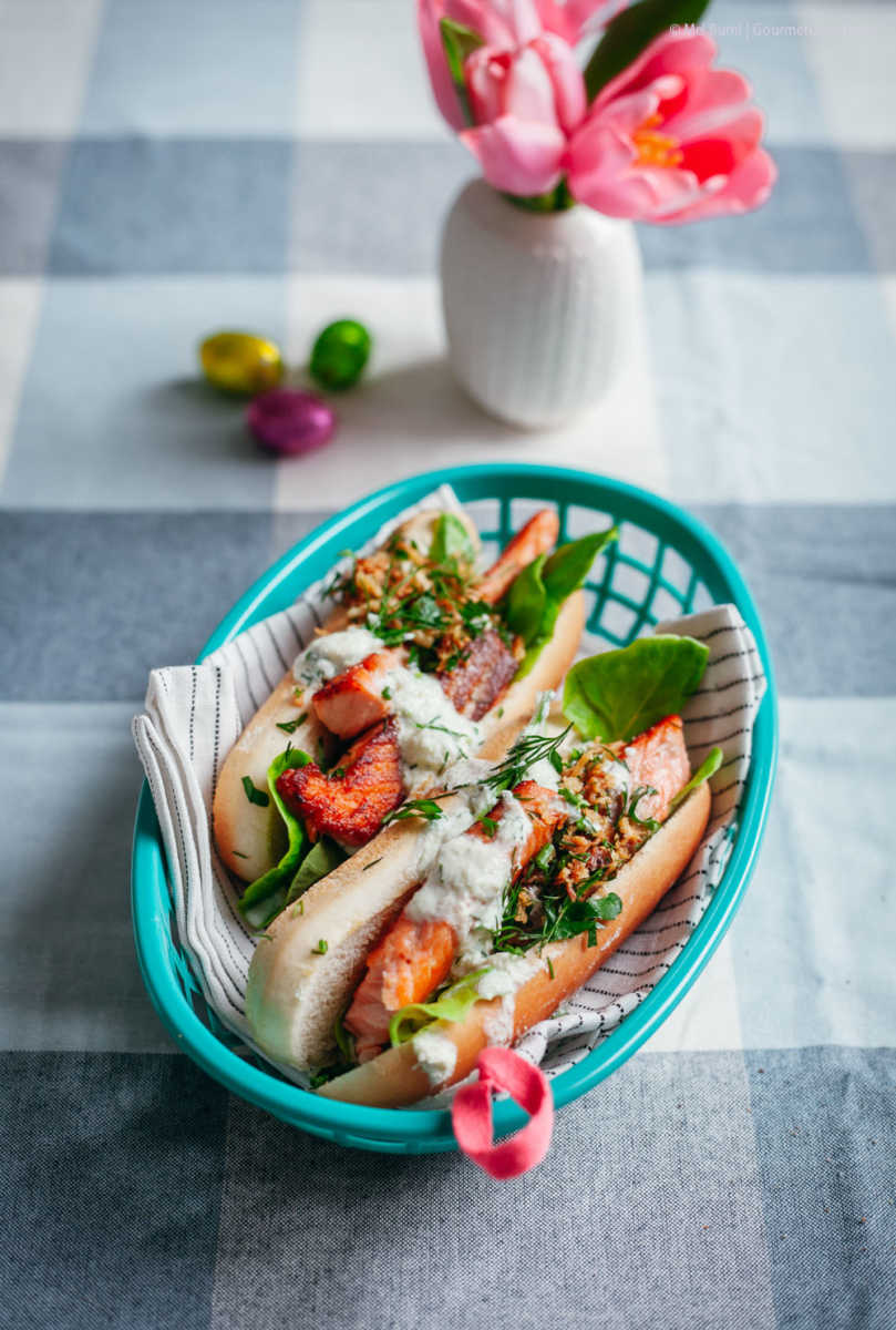 Nordische Lachs Hot Dogs mit Apfel-Meerrettich-Soße und Kräuter-Crunch ...