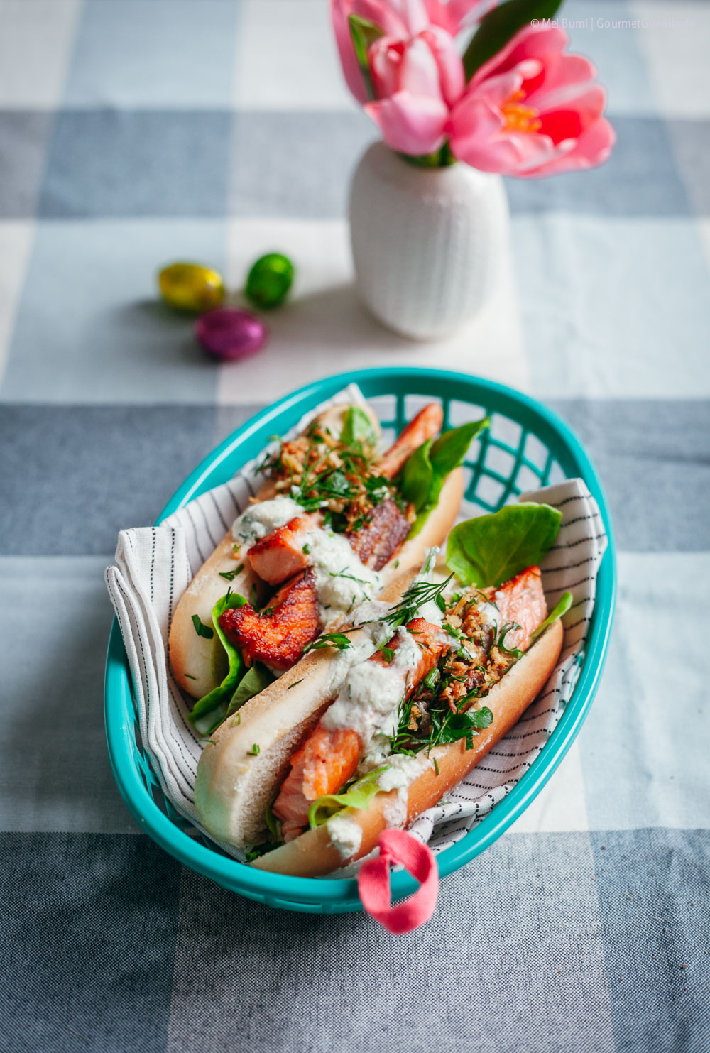 Nordische Lachs Hot Dogs mit Meerrettich-Sosse und Kräuter-Crunch gesundes Fast Food mit Fisch | GourmetGuerilla.de