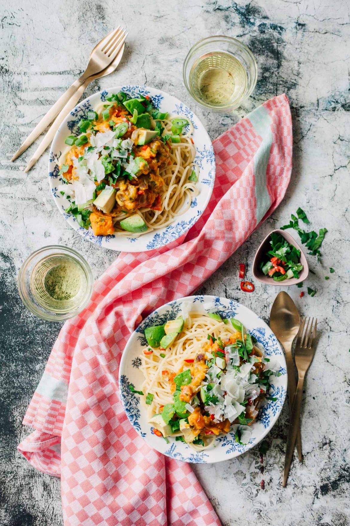 Pasta mit cremiger Kürbis-Soße, Avocado und einem Hauch ...