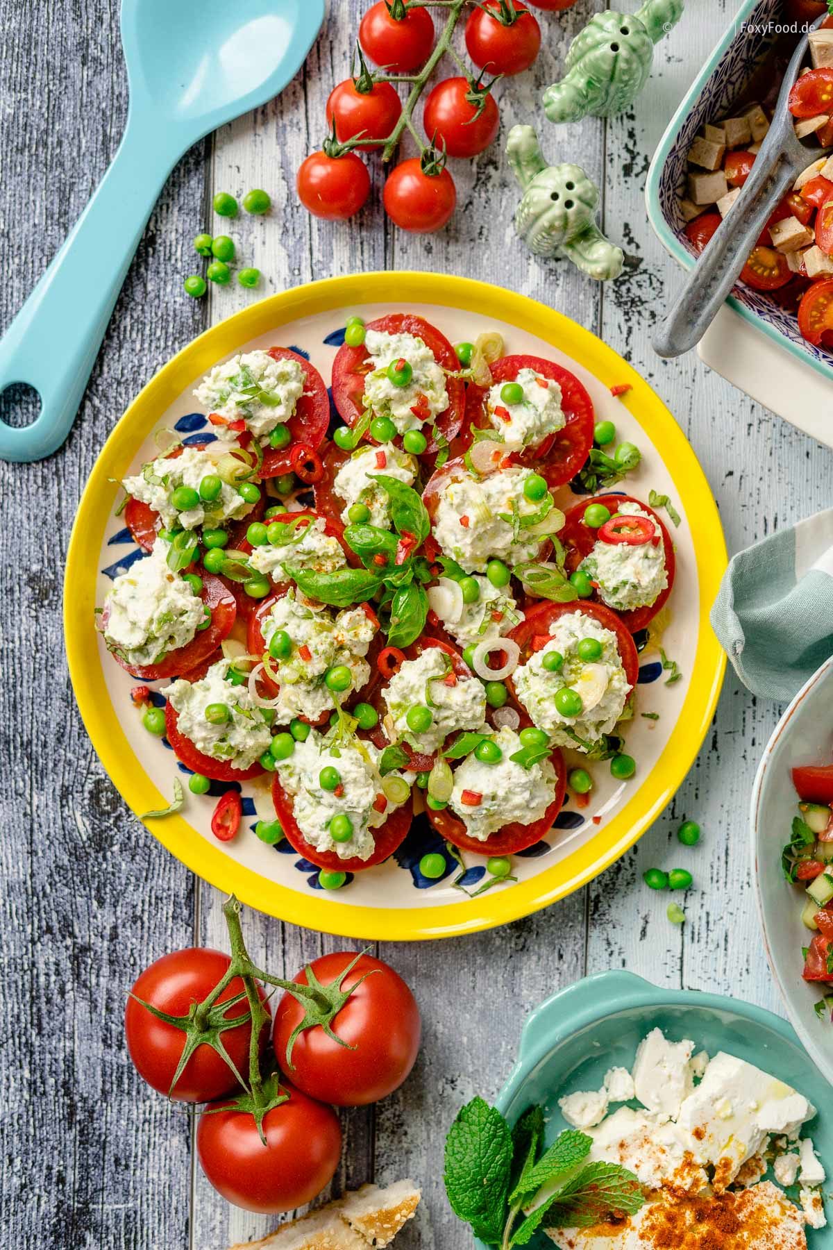 Tomatensalat mit würzigem Erbsen-Ricotte und Kräutern Meine 3 liebsten Rezepte für den Sommer | FoxyFood.de