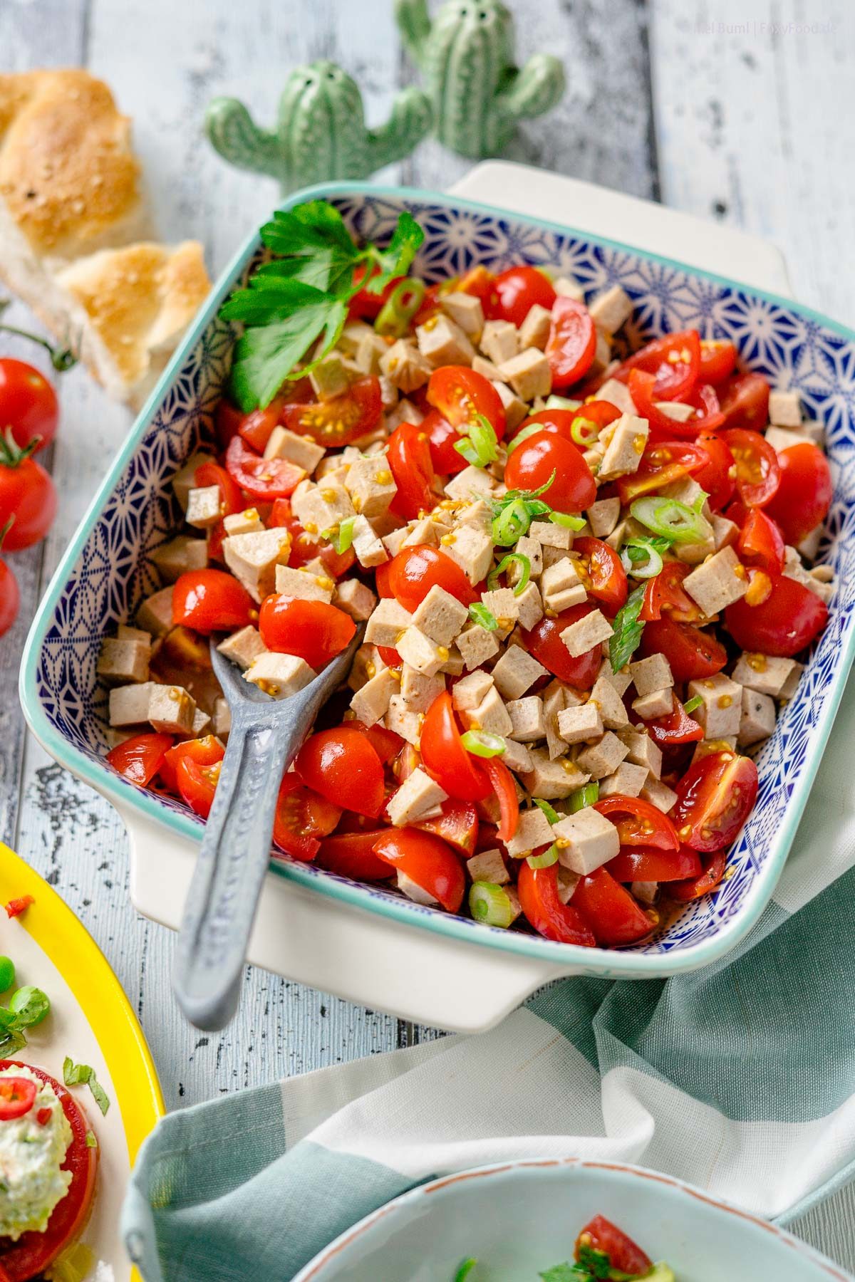 Schlesischer Tomaten-Wurst-Salat Meine 3 liebsten Tomatensalate für den Sommer | FoxyFood.de