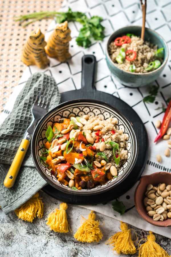 Afrikanischer Erdnuss-Eintopf mit Süßkartoffeln, Mango und Quinoa | FoxyFood.de