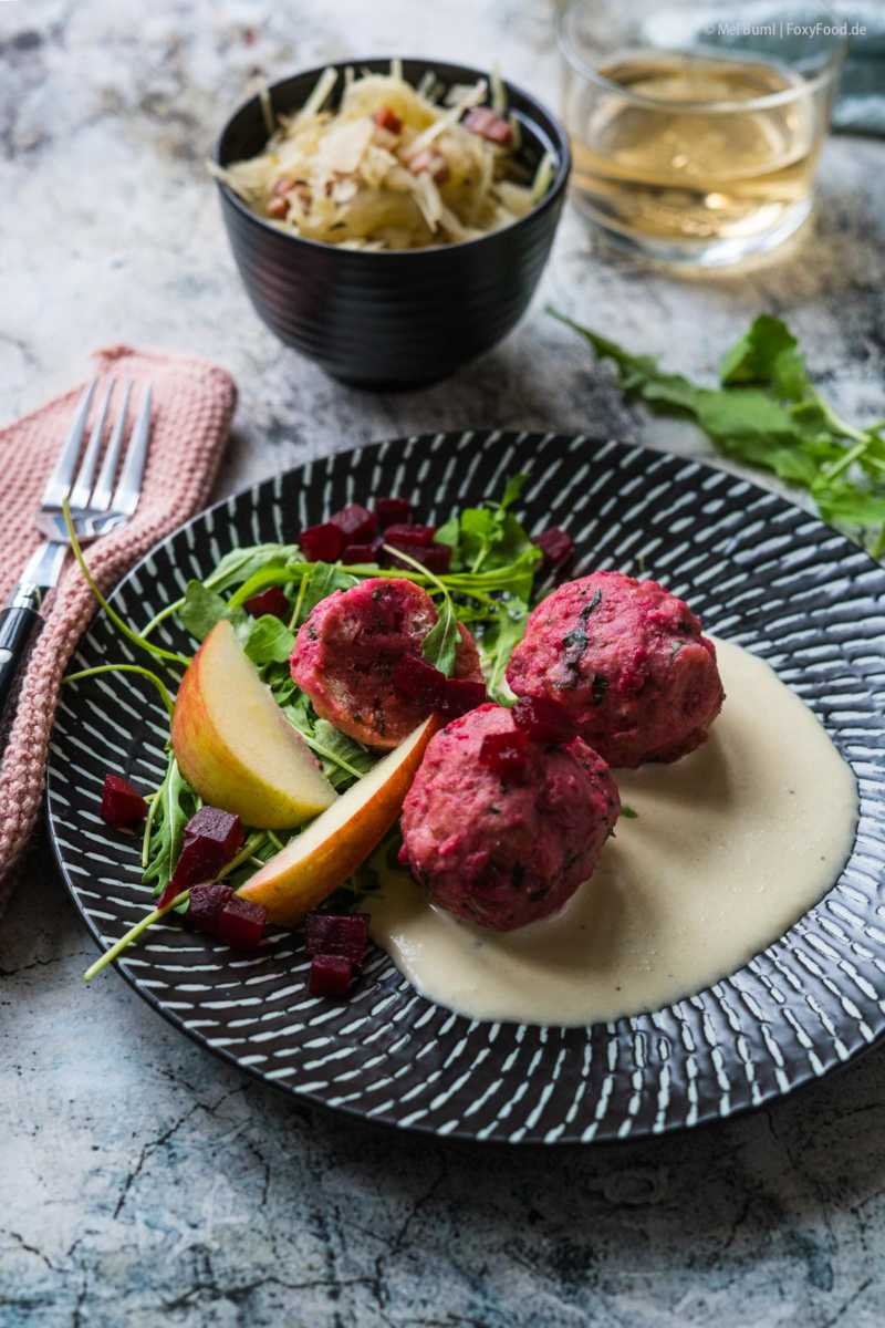 Rote Bete Knödel in Parmesansoße mit Speck-Krautsalat und Apfel | FoxyFood.de