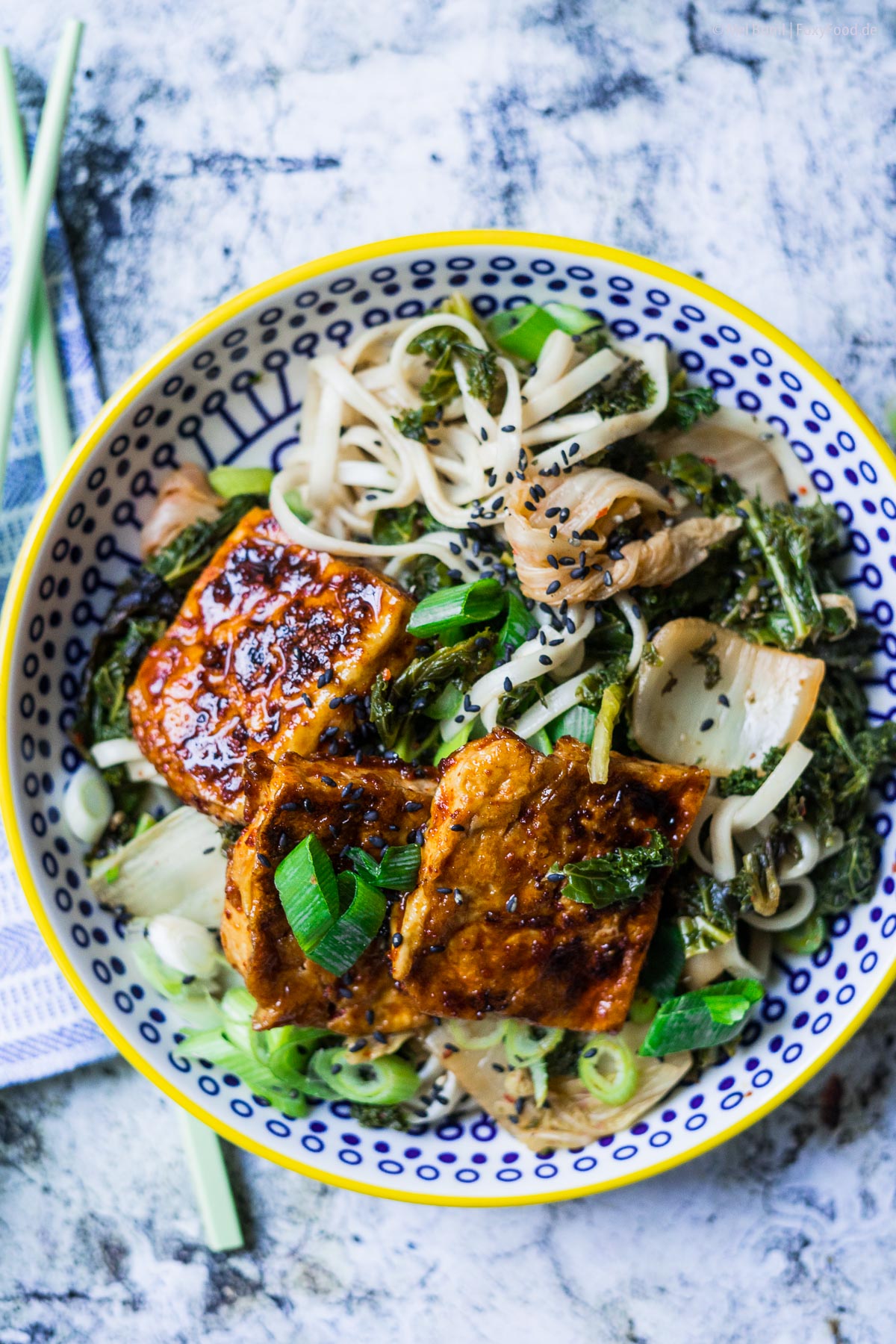 {540 Kalorien} Udon Nudeln mit Grünkohl, Kimchi und glasiertem Tofu | FoxyFood.de