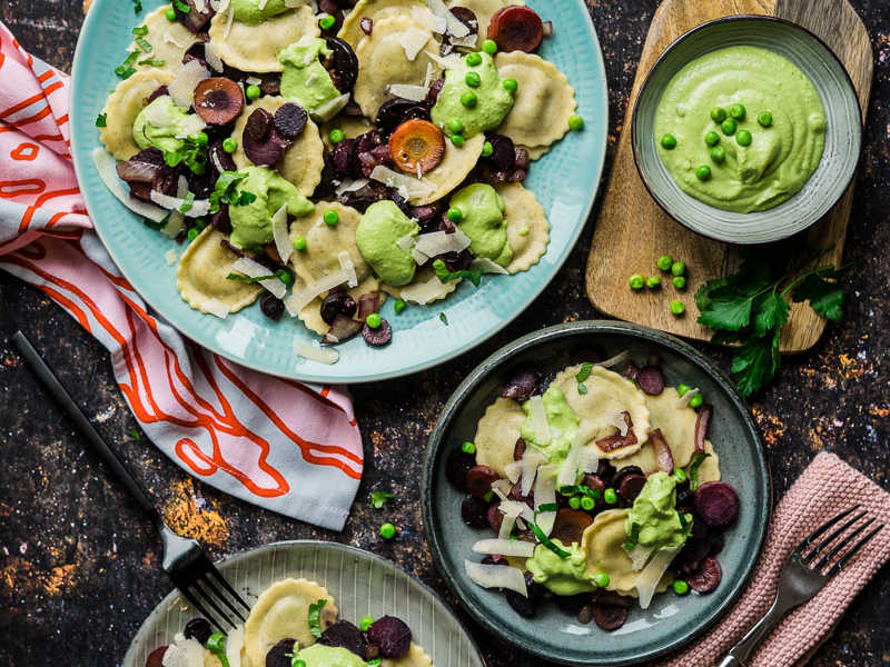 Gefüllte Dinkel-Nudeln mit gebratenen bunten Wurzeln und Erbsen-Pesto schnelles vegetarisches Familien-Essen | FoxyFood.de