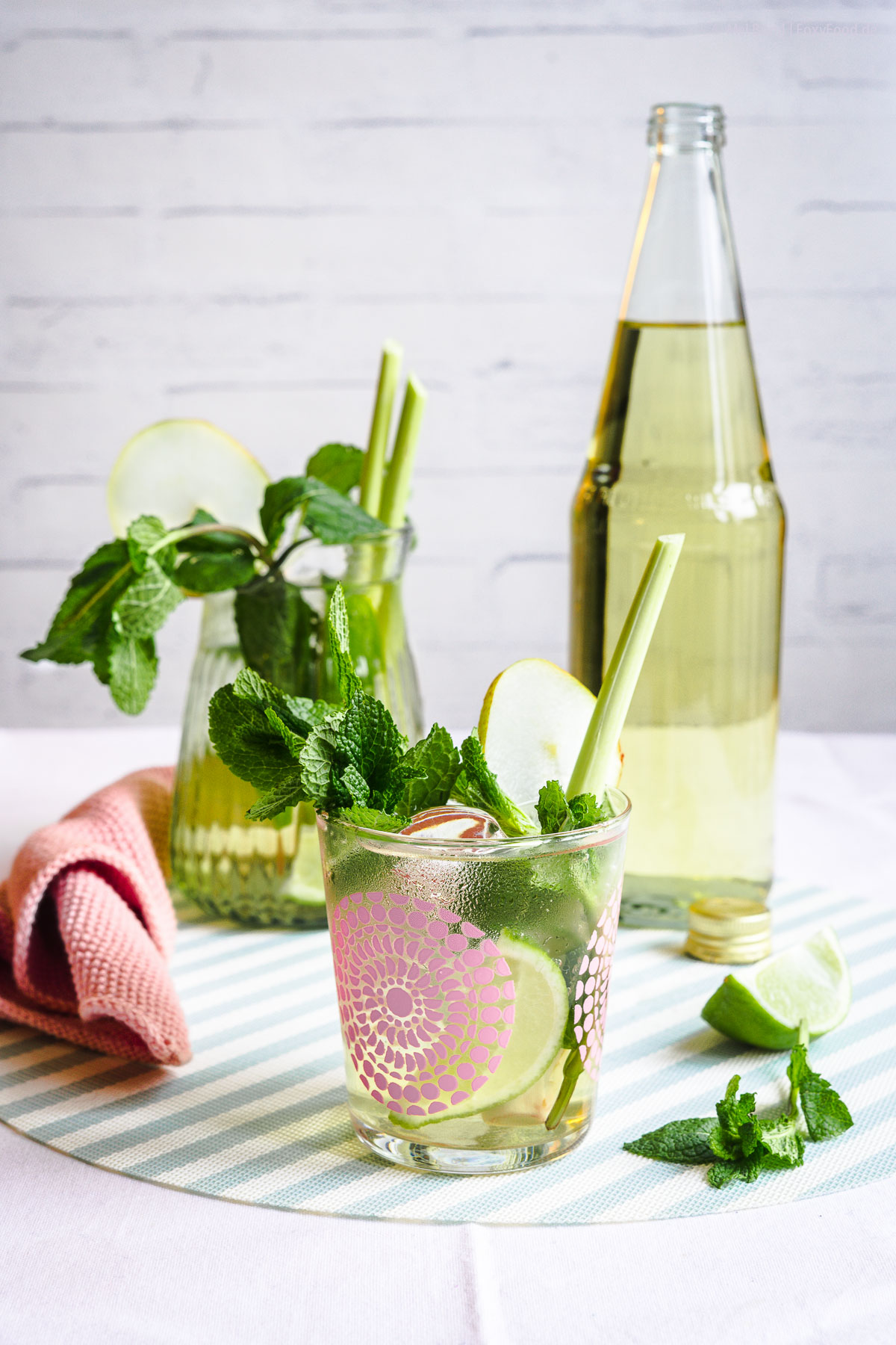 Prickelnder Birnen Fizz mit Zitronengras und Minze - Alkoholfreier Drink zum Essen | FoxyFood.de