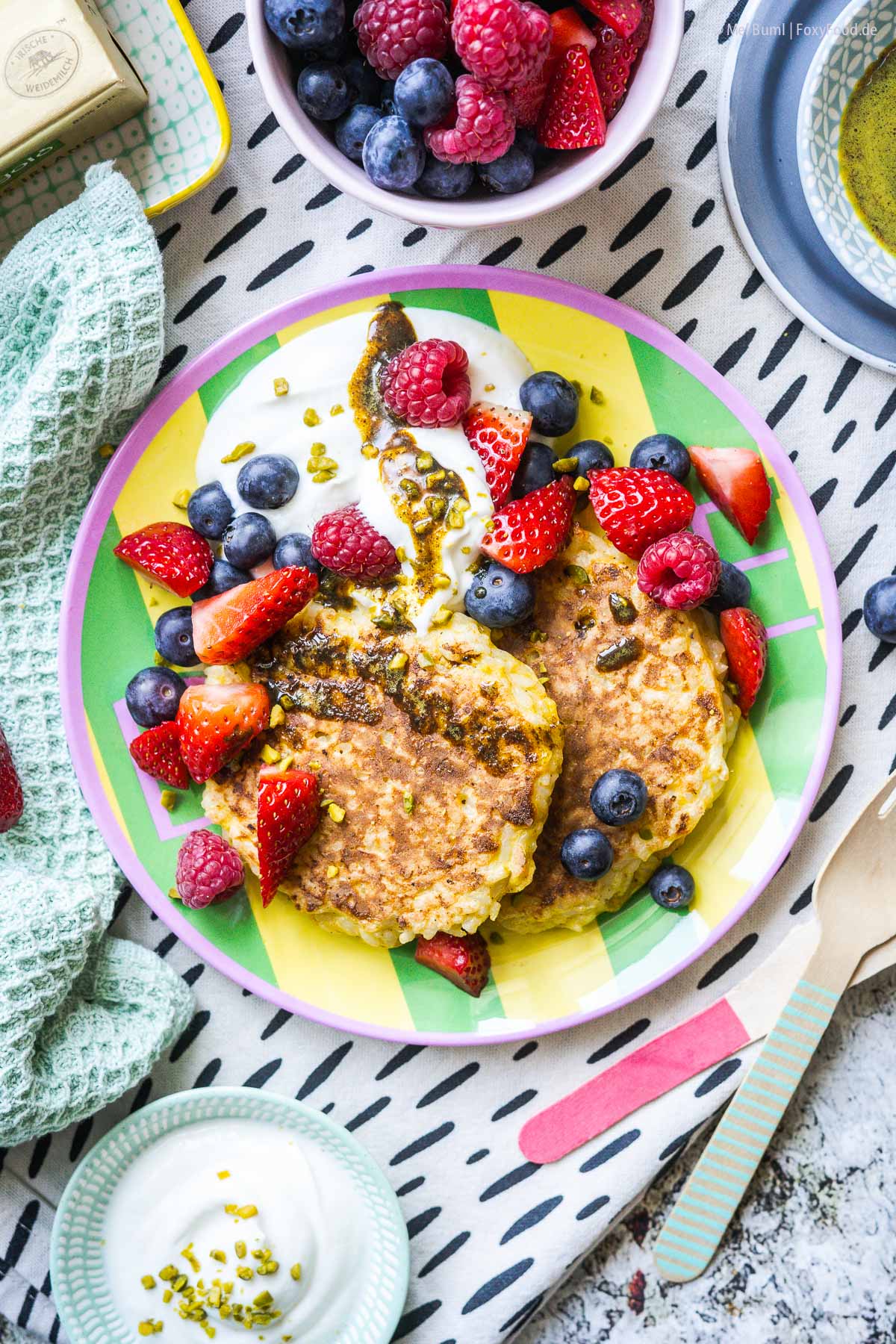 Frühstücks Reispuffer mit Gewürzbutter, Joghurt und Beeren | FoxyFood.de