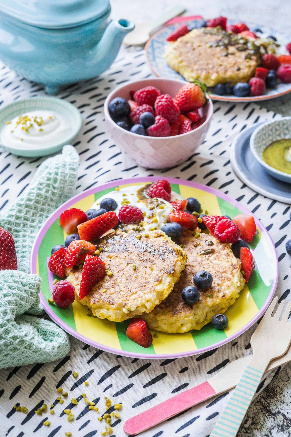 Frühstücks Reispuffer mit Gewürzbutter, Joghurt und Beeren | FoxyFood.de