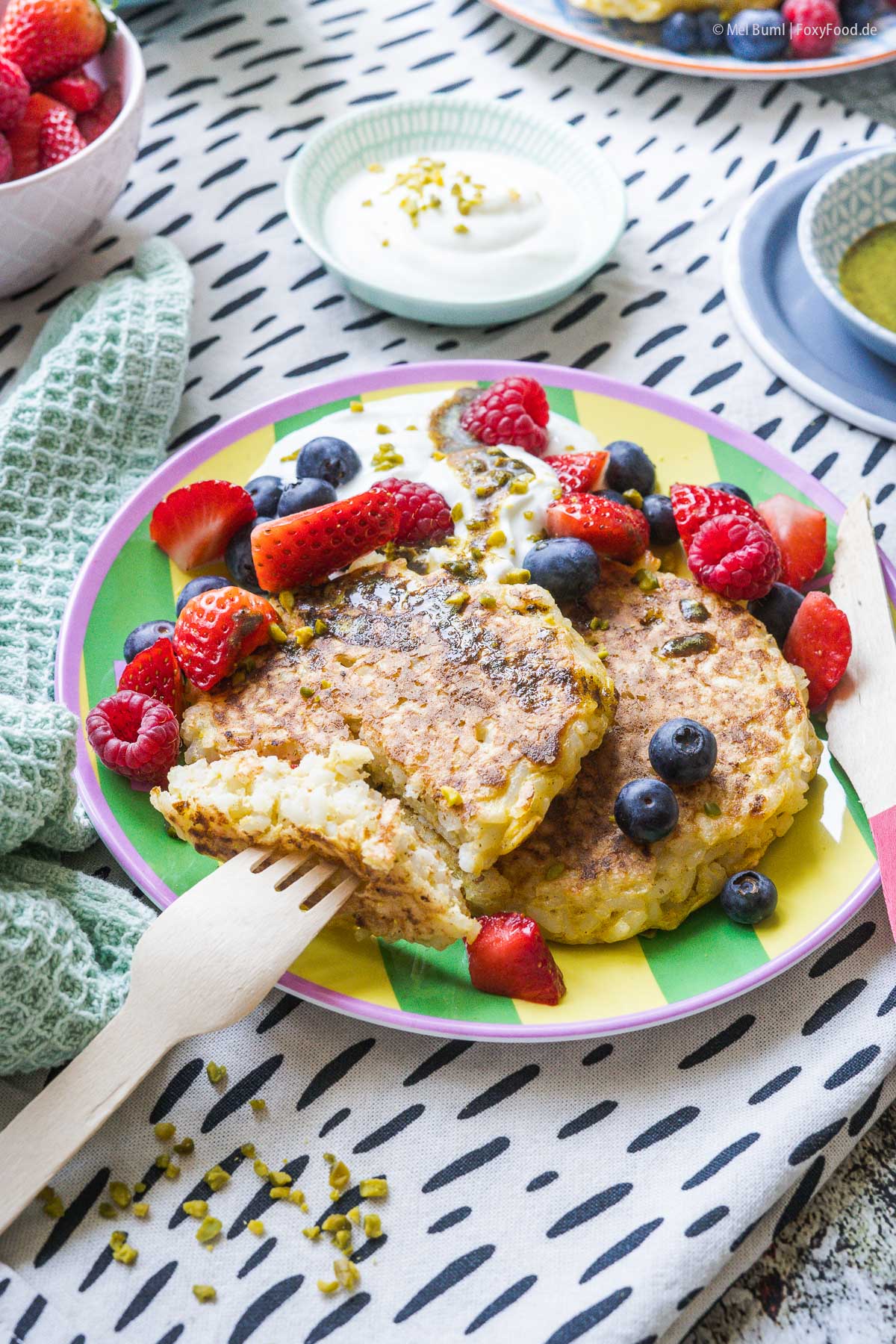 Frühstücks Reispuffer mit Gewürzbutter, Joghurt und Beeren | FoxyFood.de